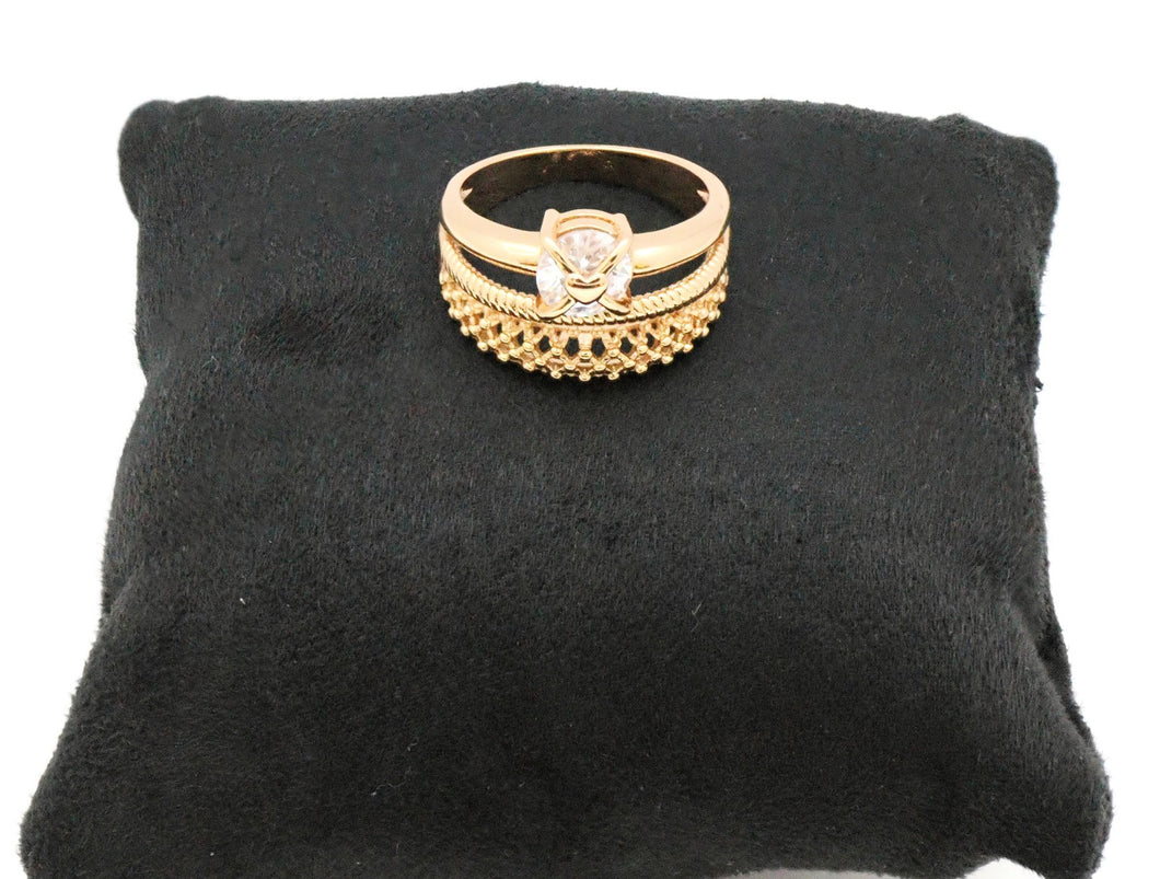 Wedding ring with Zircon stone studded on the mount and criss cross design